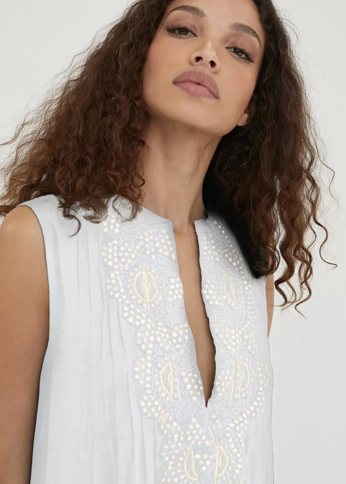 Hot Caftan corto con bordado Baño