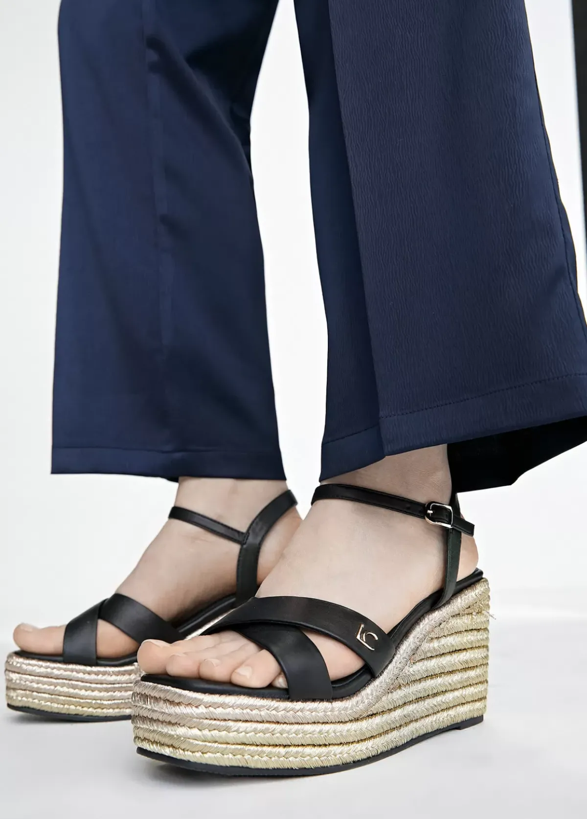 Sale Sandalia tipo cuña metalizada Calzado