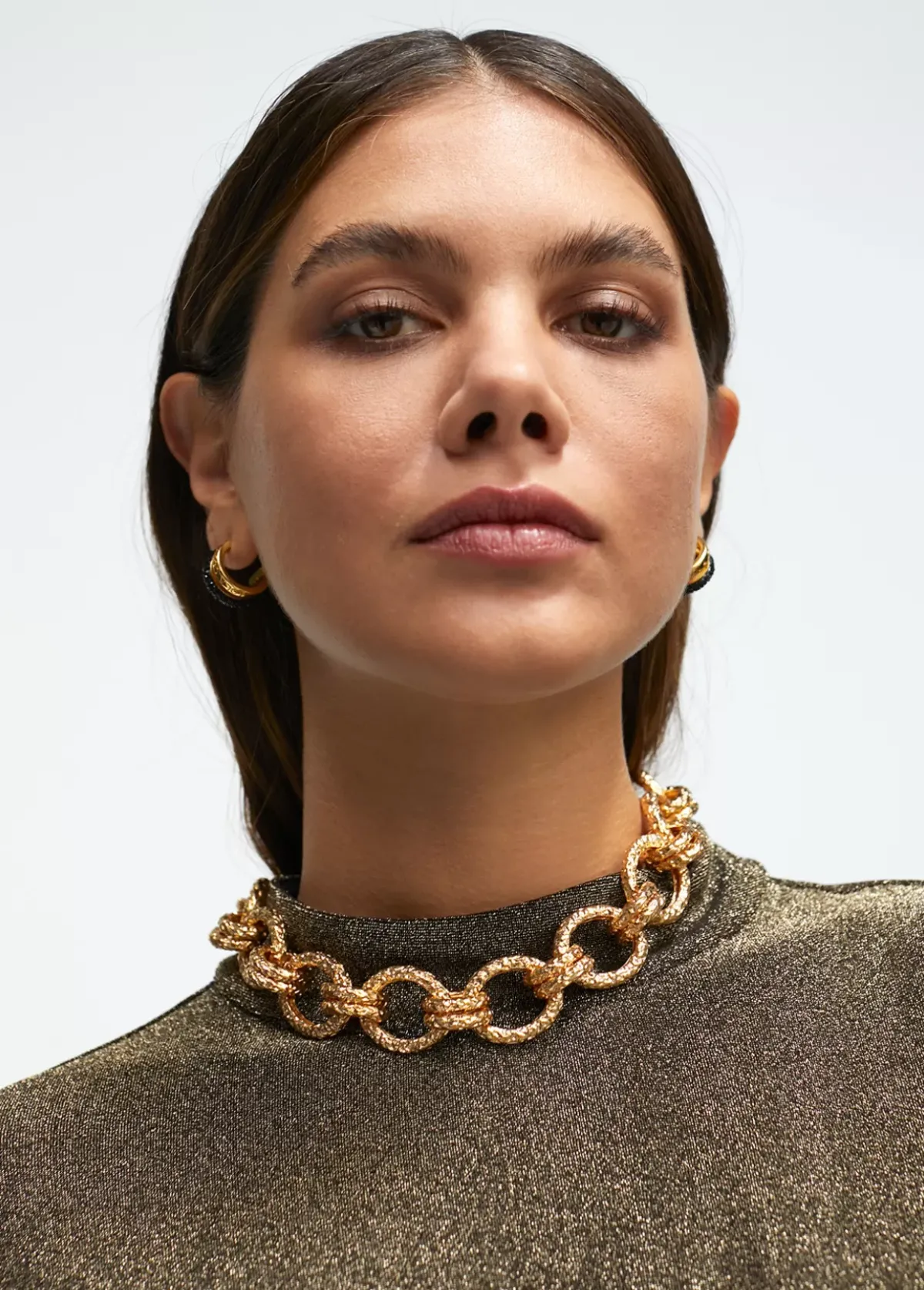 Collar gargantilla dorada con textura Collares