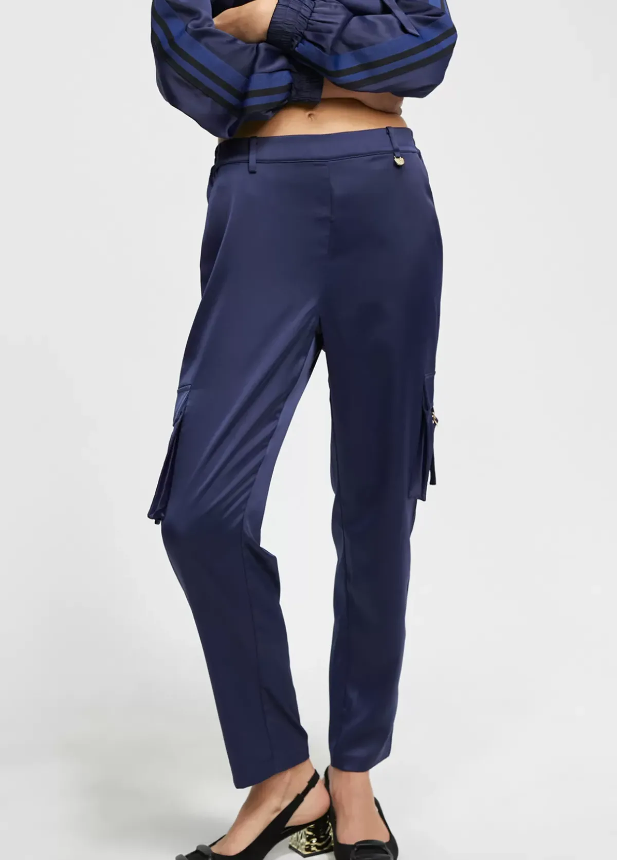 Pantalón cargo satinado Pantalones