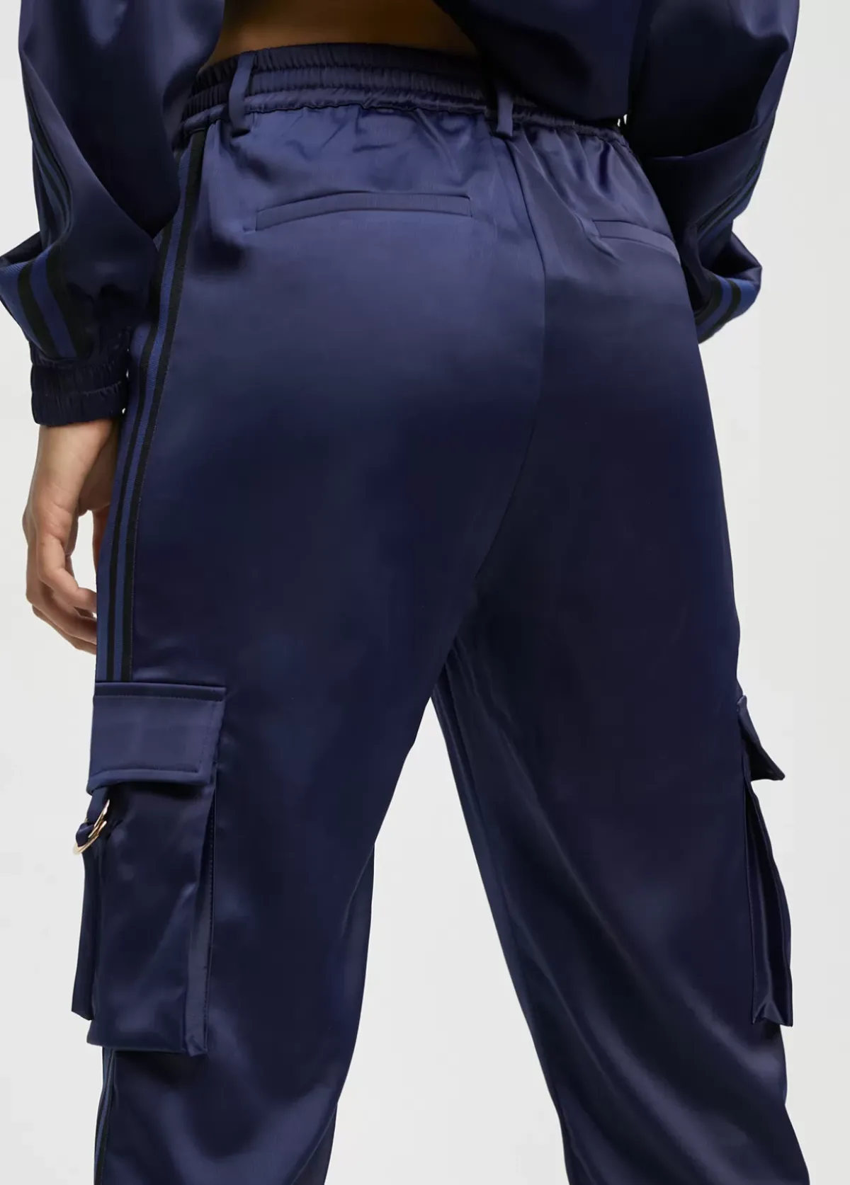 Pantalón cargo satinado Pantalones