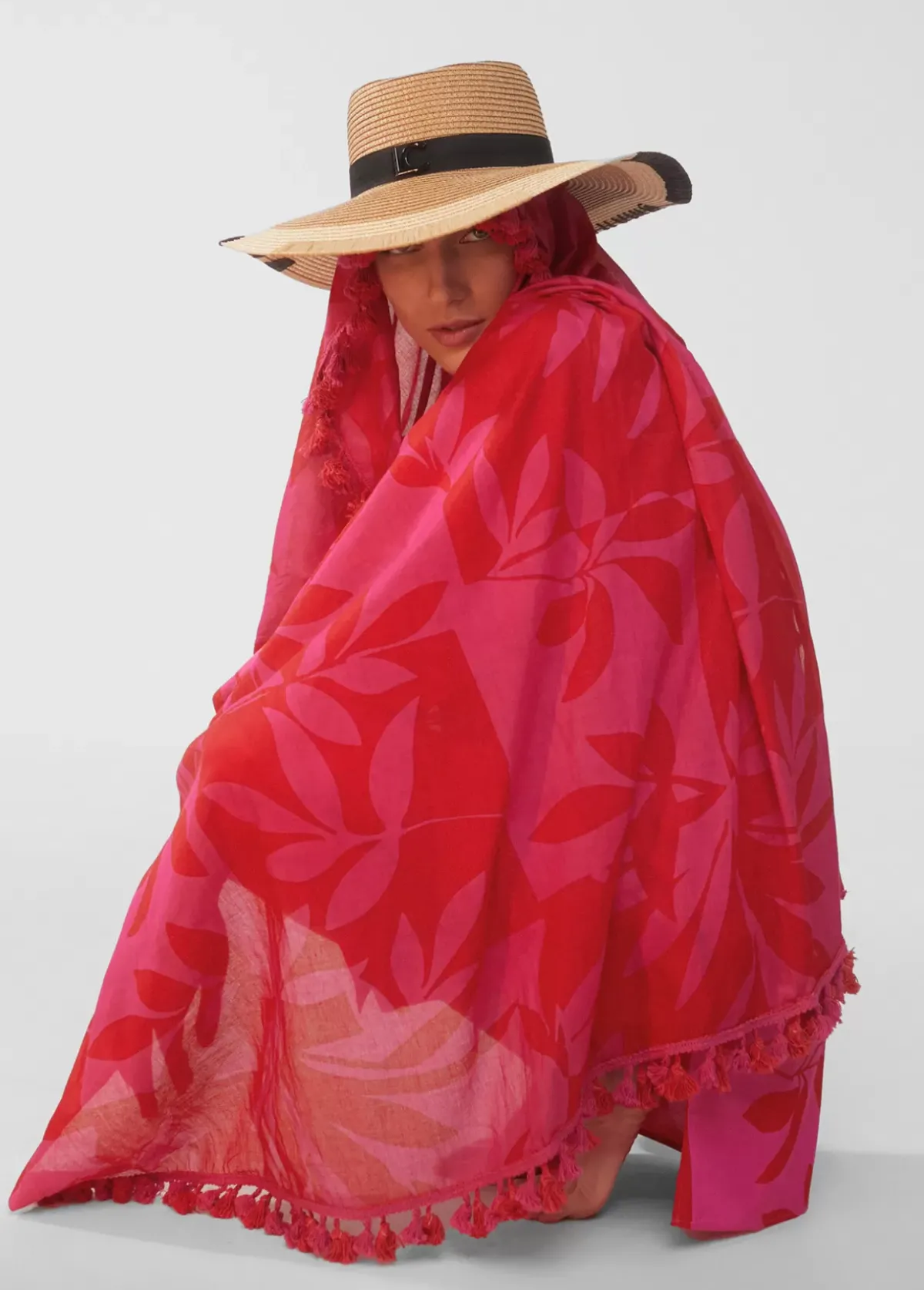 Pareo fucsia y rojo. Accesorios