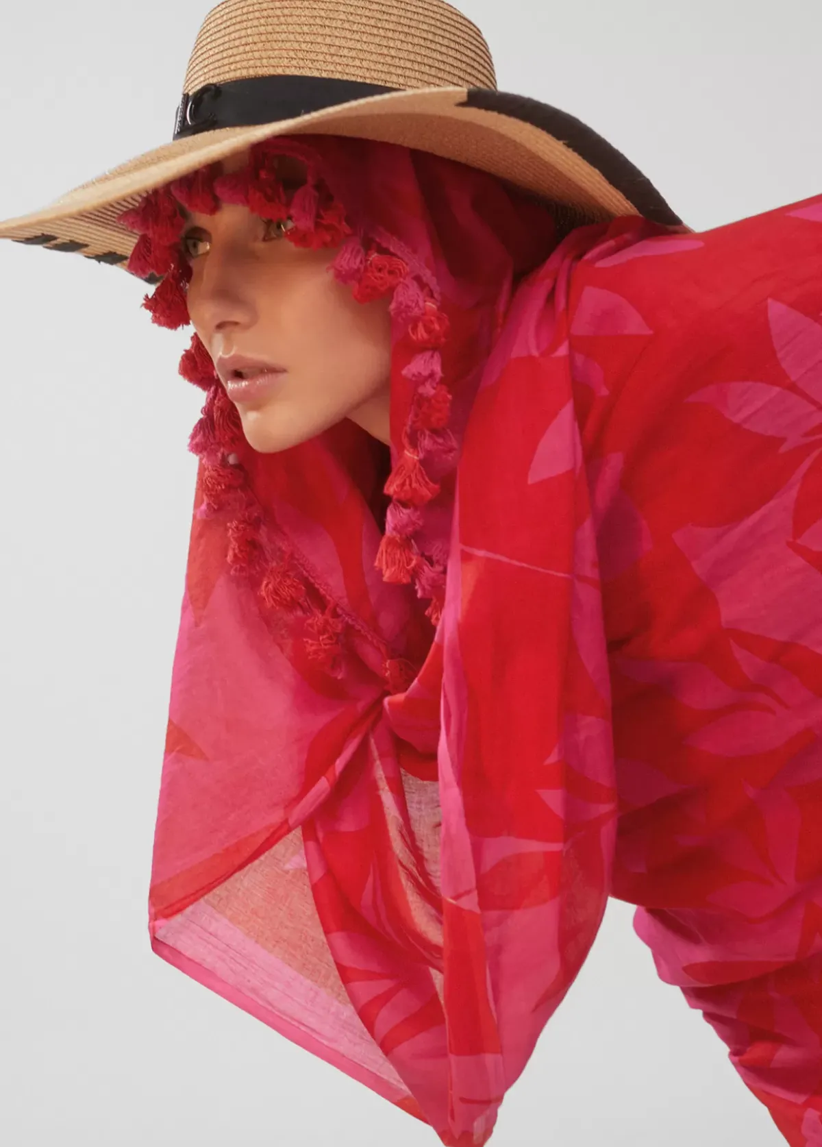 Pareo fucsia y rojo. Accesorios