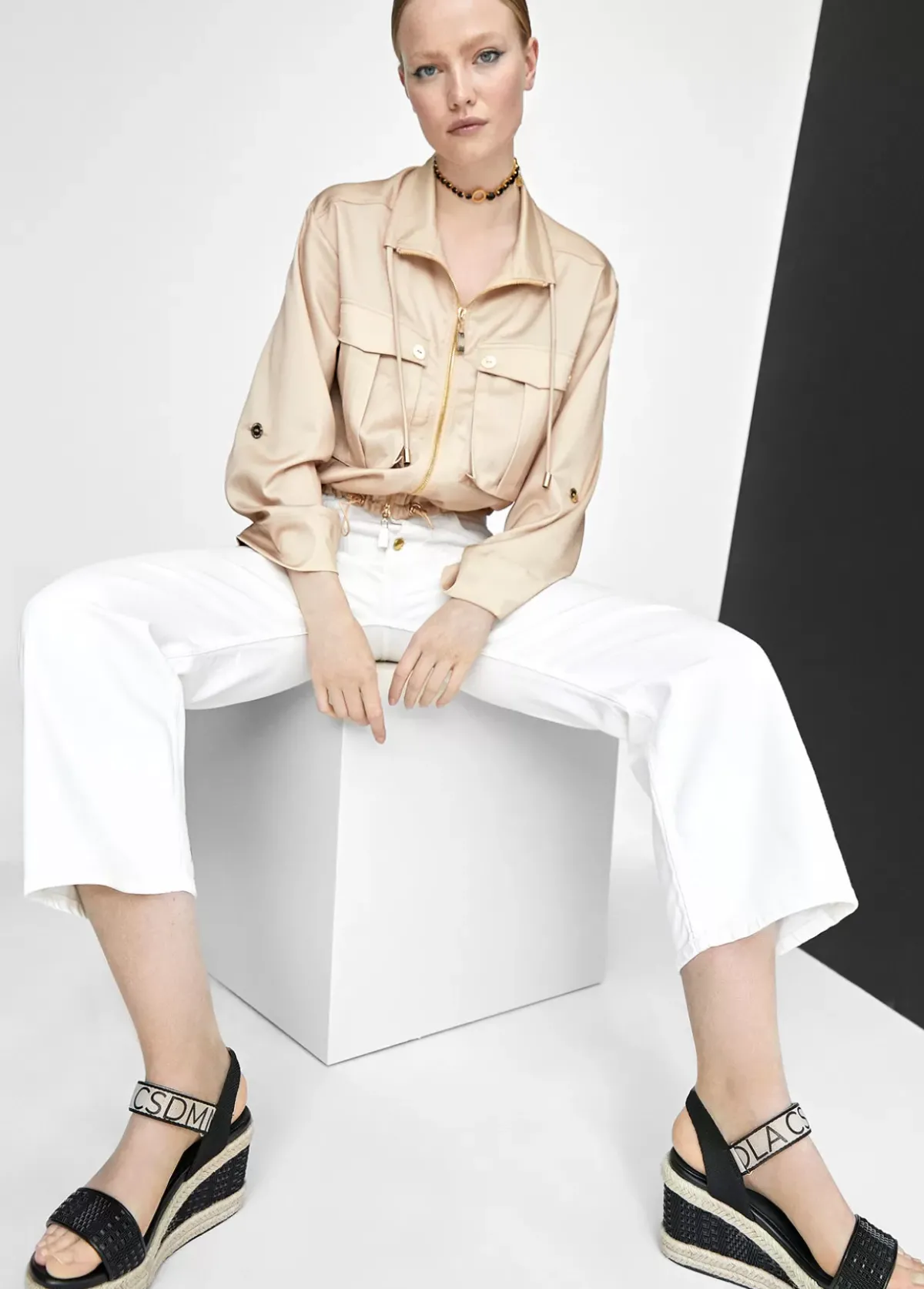 Hot Sandalia negra tipo cuña Calzado